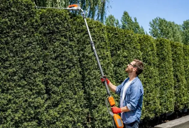 Pose de clôture grillagée à Chezy – Rivalain espaces verts